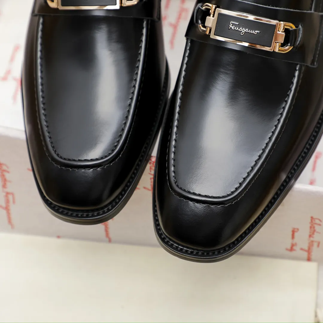 Factory price 460 🔥Ferragamo's new men's casual slip-on shoes🇨🇳Official website original 1:1 mold opening, original quality💯Fine workmanship, high-end luxury☘The upper is made of imported Italian first-layer cowhide🌴Water-dyed🐂Leather lining🍓Rubber wear-resistant and non-slip outsole, breathable and comfortable to wear🍍The first choice for high-grade men, black is optional! Code number 38-44 (45.46. Can be customized)